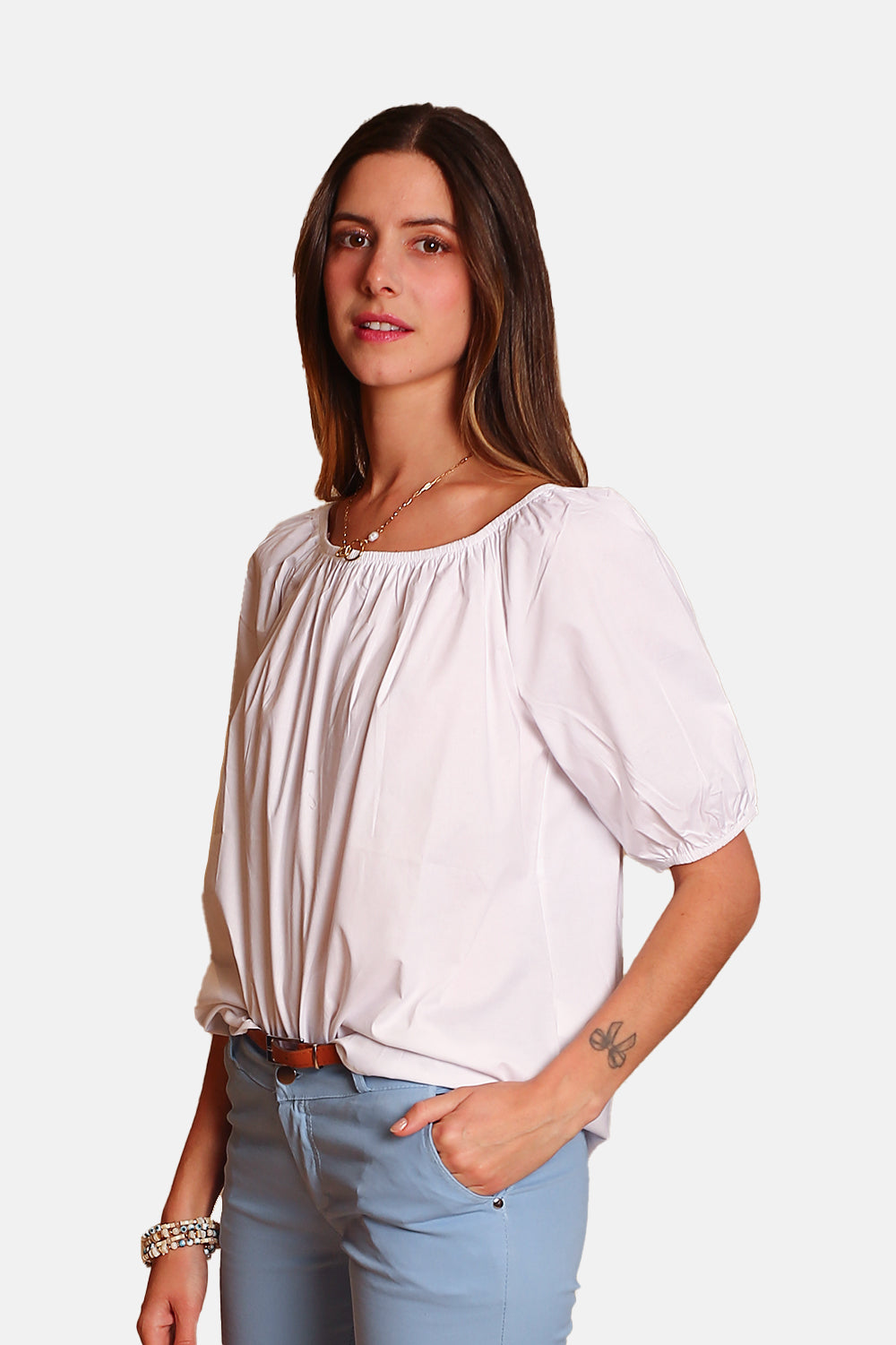 Round neck top with mid-length slightly balloon sleeves